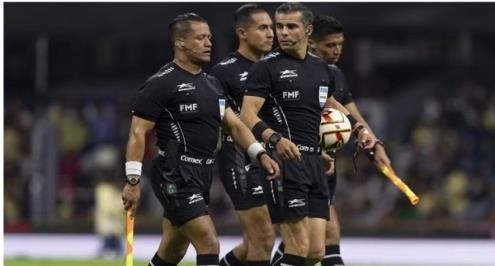 مسيرته في خطر.. التحقيق مع حكم ركل لاعبا بالدوري المكسيكي (فيديو)